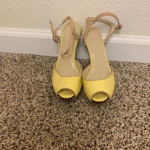 Nine West Yellow & Tan Peep Toe Heels (6.5)